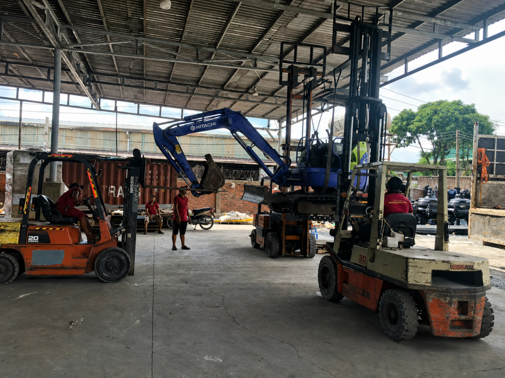 Xe nâng hỗ trợ nâng hạ hàng hóa tại kho, giúp khách hàng tiết kiệm chi phí thuê xe cẩu khi vận chuyển hàng nặng.