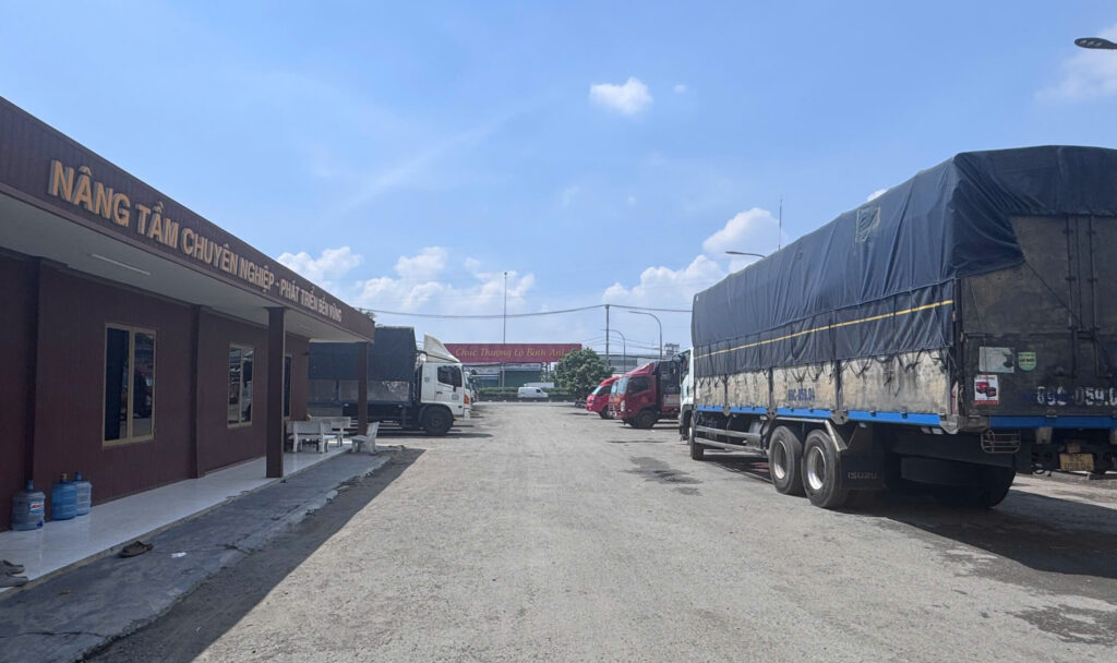 Nhân Lực Và Xe Nâng Hỗ Trợ Bốc Xếp Tại Kho
